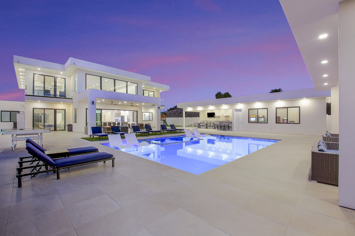 Villa Fabulosa – front exterior with pool