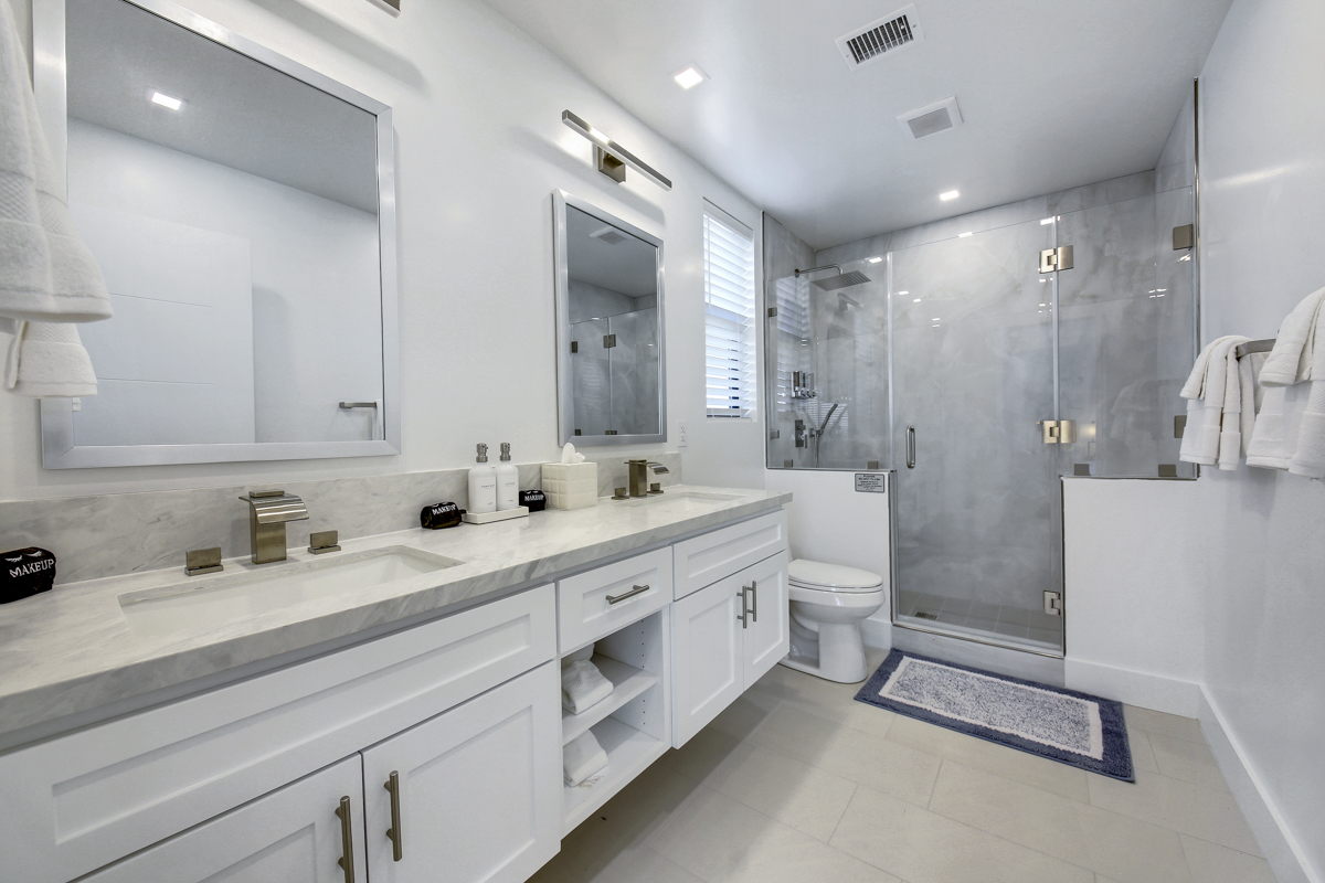 Full bathroom 1